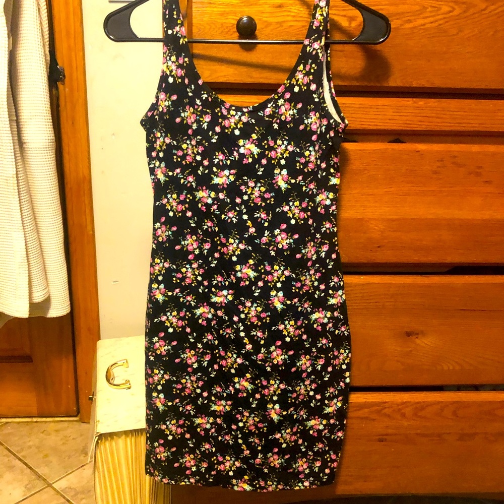 Fitted, sleeveless floral dress!!  Perfect condition!  Brand- MODA Size-XS